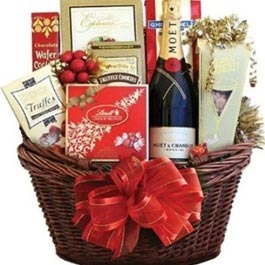 Christmas basket for wine and nibbles
